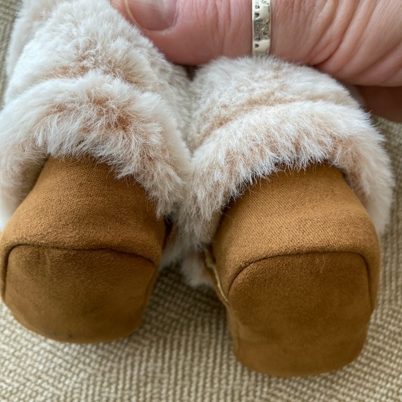 Infant Faux Fur Soft Sole Booties. Tan Brown W/Cream Colored Fur. Size 3-6 M. - Picture 10 of 12